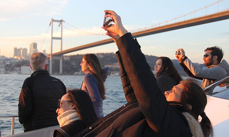 Круїз по Босфору і Старого Міста 1 Bosphorus cruise Istanbul in English — boat passing Dolmabahçe Palace