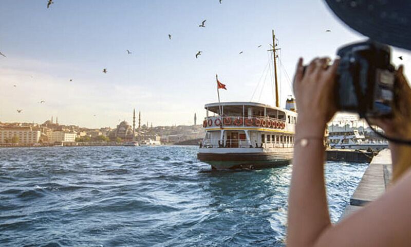 Paseo en yate privado por el Bósforo 2 Un crucero por Estambul en un yate de lujo
