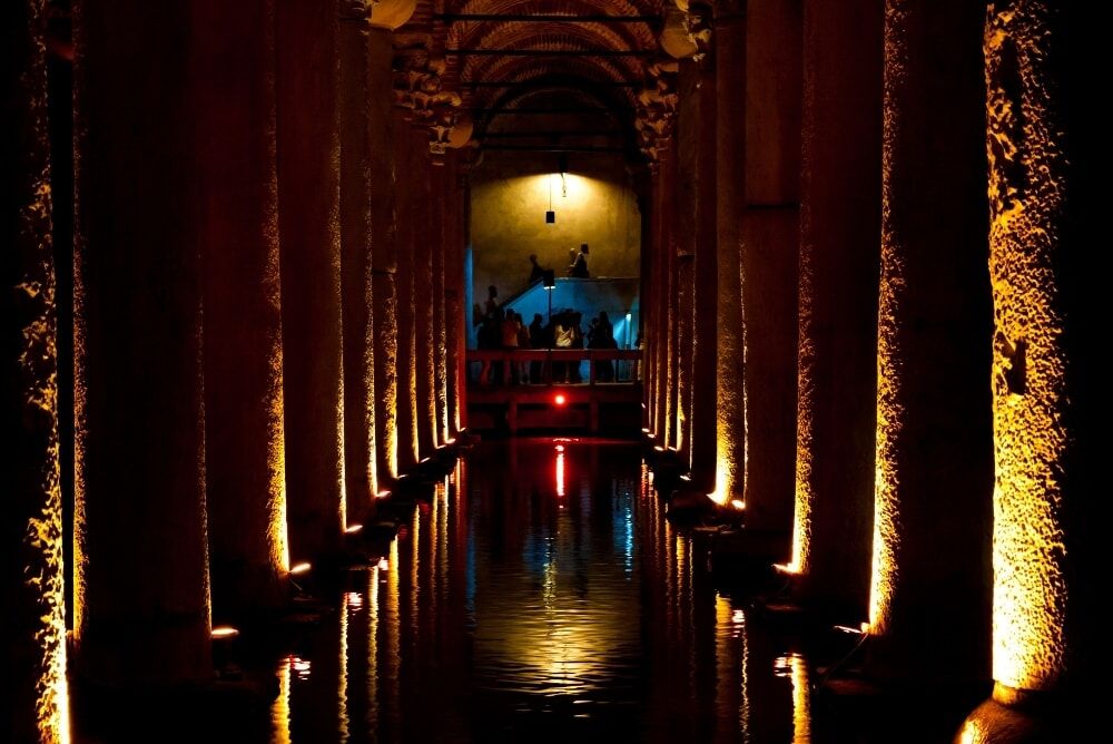 Tour por la Cisterna Basílica 2 Tour por la Cisterna Basilica 1