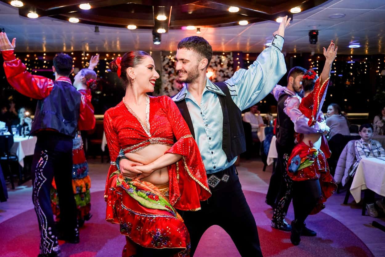 Crucero nocturno con cena y espectaculo 1 Crucero nocturno con cena y espectacula