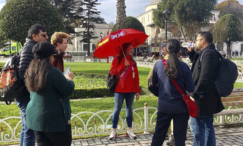 Free Tour en Estambul 1 Free tour en Estambul en español — guía con paraguas rojo en Sultanahmet